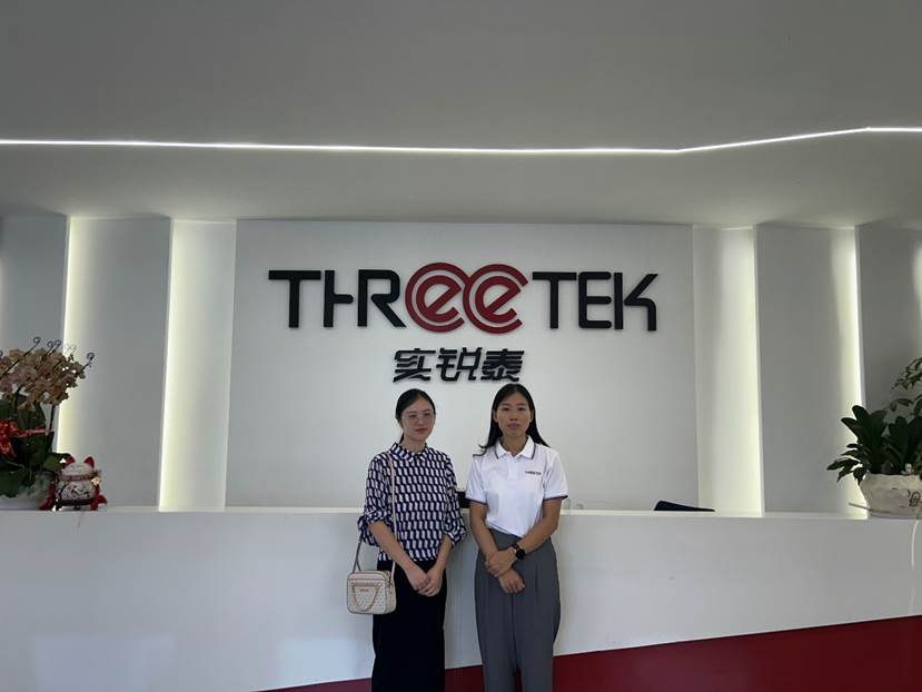 图片包含 室内, 天花板, 站, 男人 AI 生成的内容可能不正确。